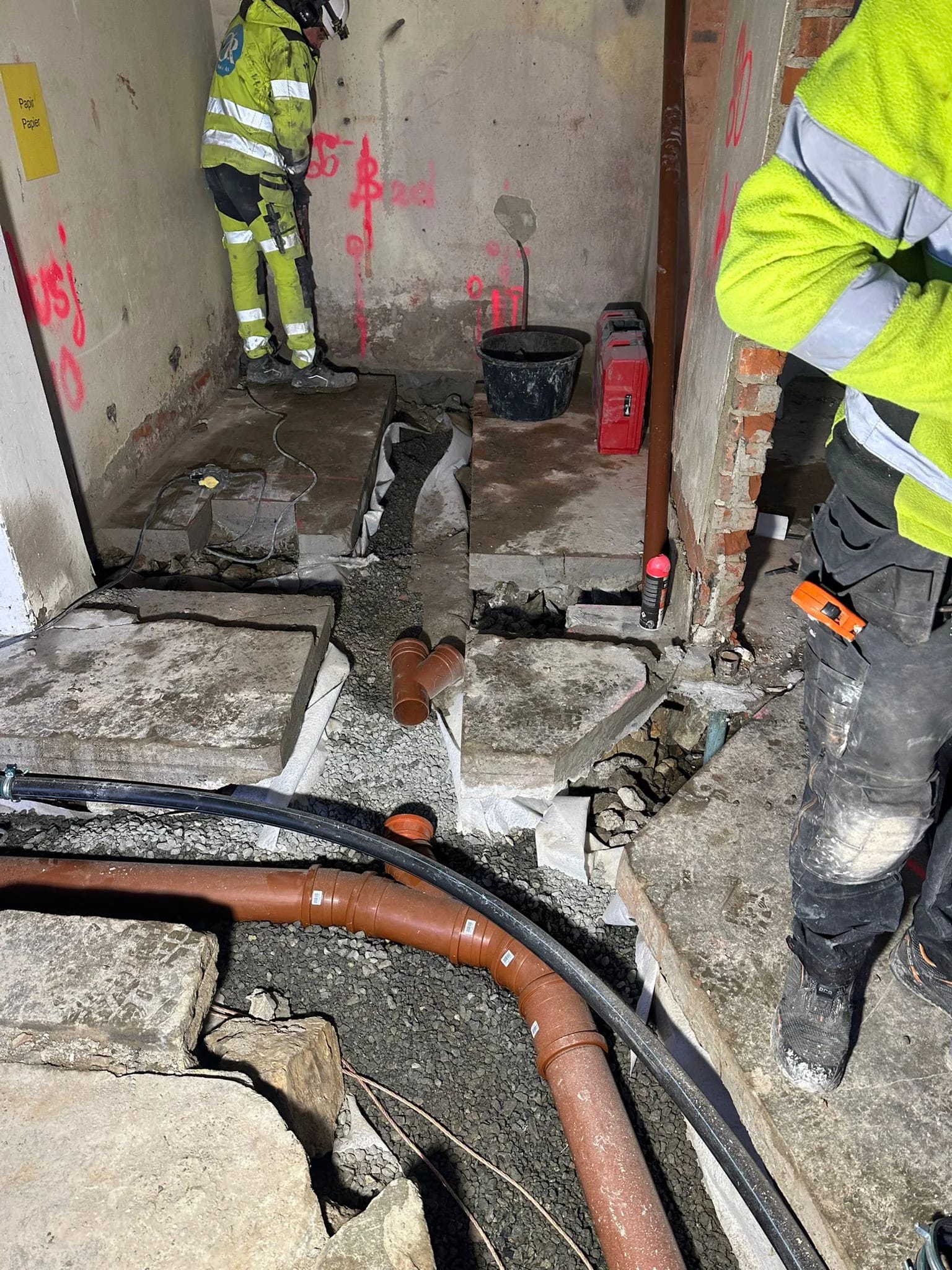 Komplettering av bad og kjøkken med hvite armaturer av Powerpex Service AS